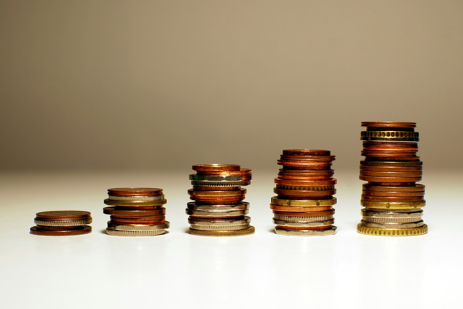 Des piles de pièces de monnaie dont la hauteur augmente de gauche à droite.