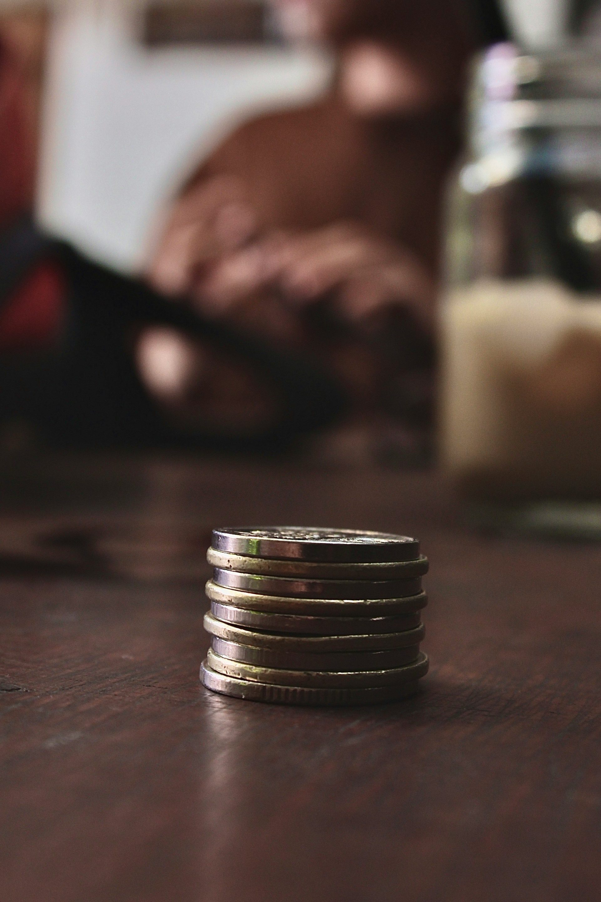 Pièces rondes d'argent et d'or sur une table en bois brun